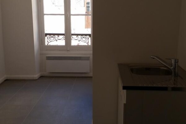 MAID'S ROOM - NEAR CARRE D'OR