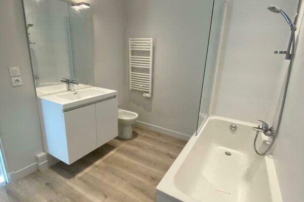 BEL APPARTEMENT 4 PIECES ENTIEREMENT RENOVE