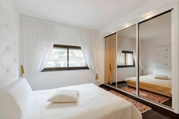 SPACIOUS 5 ROOMS - PARC SAINT ROMAN - SEA VIEW