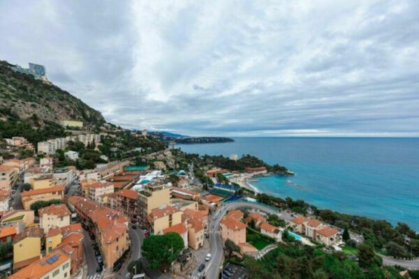 SPACIOUS 5 ROOMS - PARC SAINT ROMAN - SEA VIEW