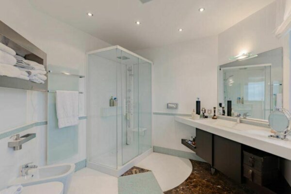 SPAZIOSO 5 CAMERE - PARC SAINT ROMAN - VISTA MARE