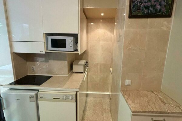 Fully renovated and furnished studio - Beverly Palace - Private enclosed garden