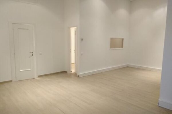 Ufficio in affitto con vetrina in perfette condizioni - Botticelli