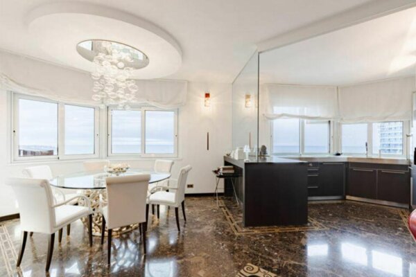 SPACIEUX 5 PIECES - PARC SAINT ROMAN - VUE MER